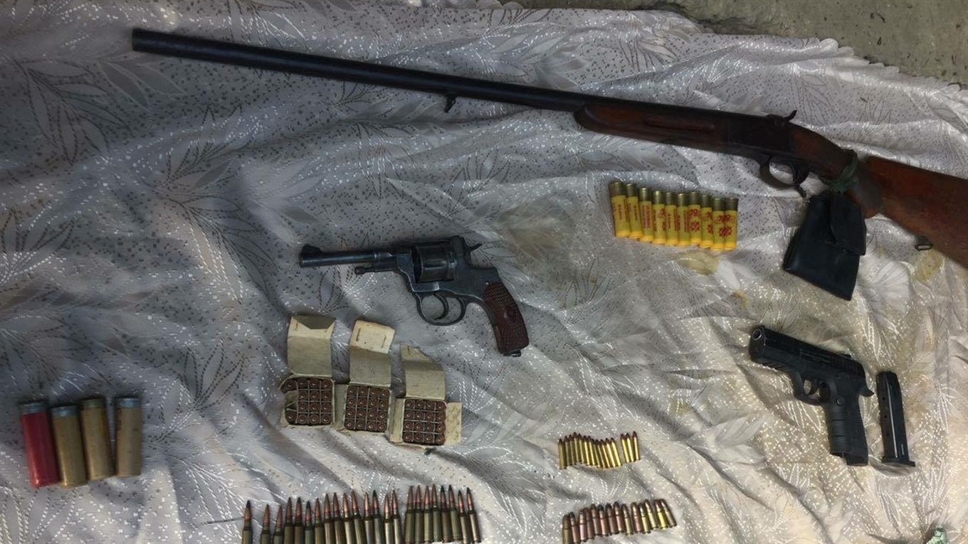 Чоловік в селі Градениці вирощував коноплі та незаконно зберігав зброю