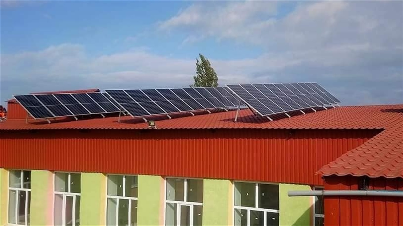 Гімназія у Гірському тепер має сонячну станцію. Це дозволить платити за електрику вдвічі менше