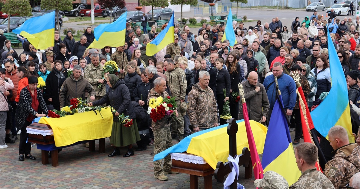 У Сарнах попрощалися з військовими-побратимами Іваном Дулачиком і Тарасом Левчуком