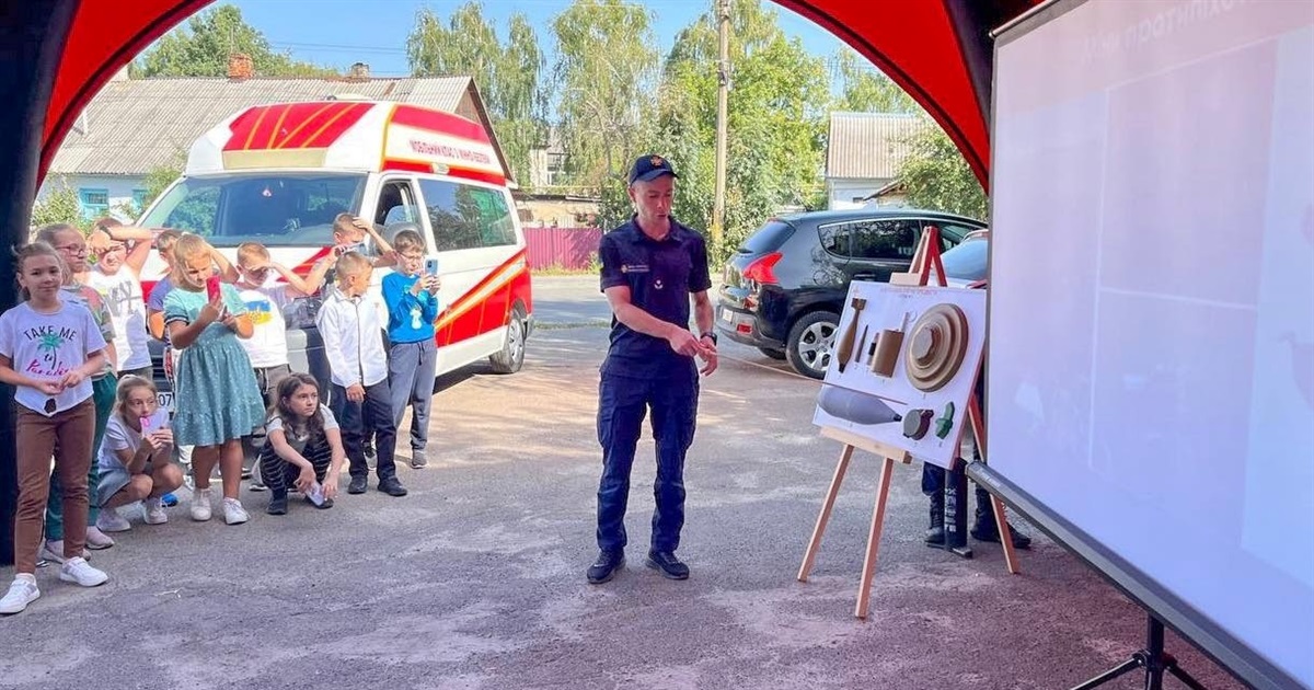 Поліцейські та рятувальники провели безпекові заняття з мінної безпеки для дітей у Звягелі