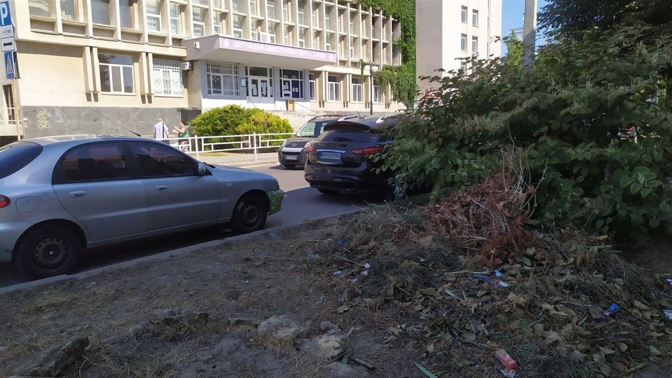 В Херсоні брудно? Так. Сміття лежить неприбране навіть під вікнами міської ради. Хто прибере?