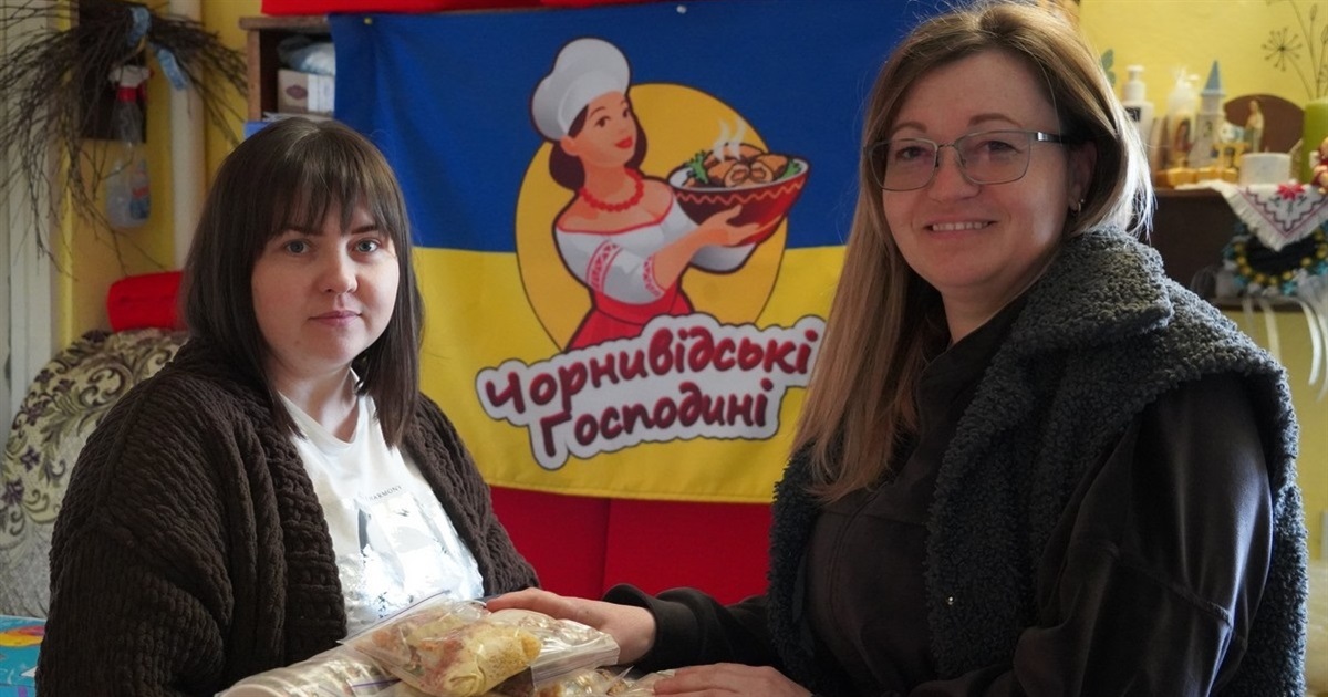 За день — до півтори тисячі банок каші: як шкільна їдальня у Чорниводах стала волонтерським хабом