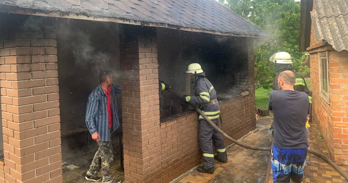 У Переяславі горіла альтанка: вогонь загасили пожежники