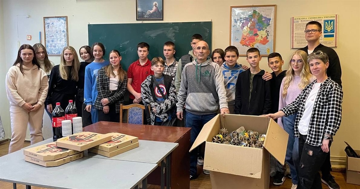 Роблять близько 100 окопних свічок за день: як студентська ініціатива допомагає воїнам не мерзнути