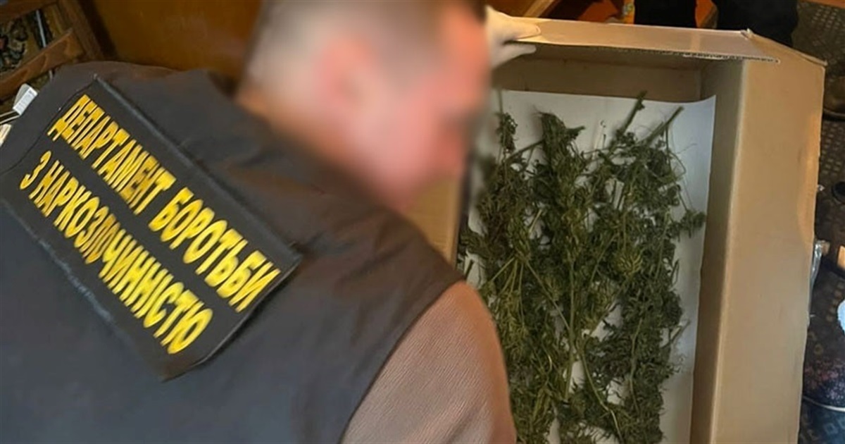 Вдома зберігав наркотики: в оселі чернігівця знайшли 3 кг заборонених речовин