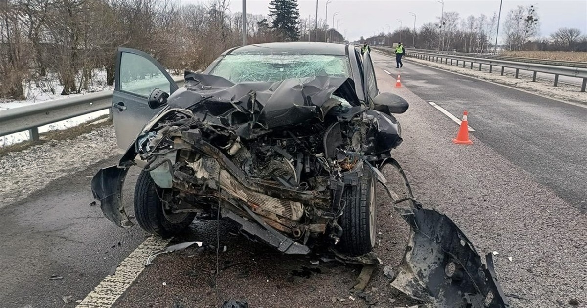 Внаслідок зіткнення автомобілів Nissan та КамАЗу двоє людей потрапило до лікарні