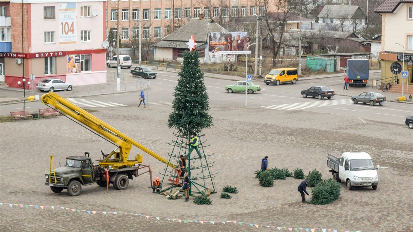 Сарни готуються до свят: коли відкриють головну ялинку міста