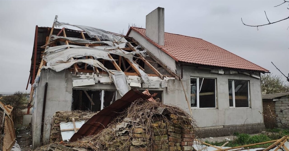Пошкоджені приватні будинки, постраждав мешканець: наслідки денного обстрілу Нікополя