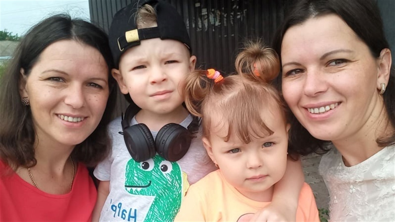 Одна доля на двох: сестри-близнючки 31 рік нерозлучно живуть і працюють