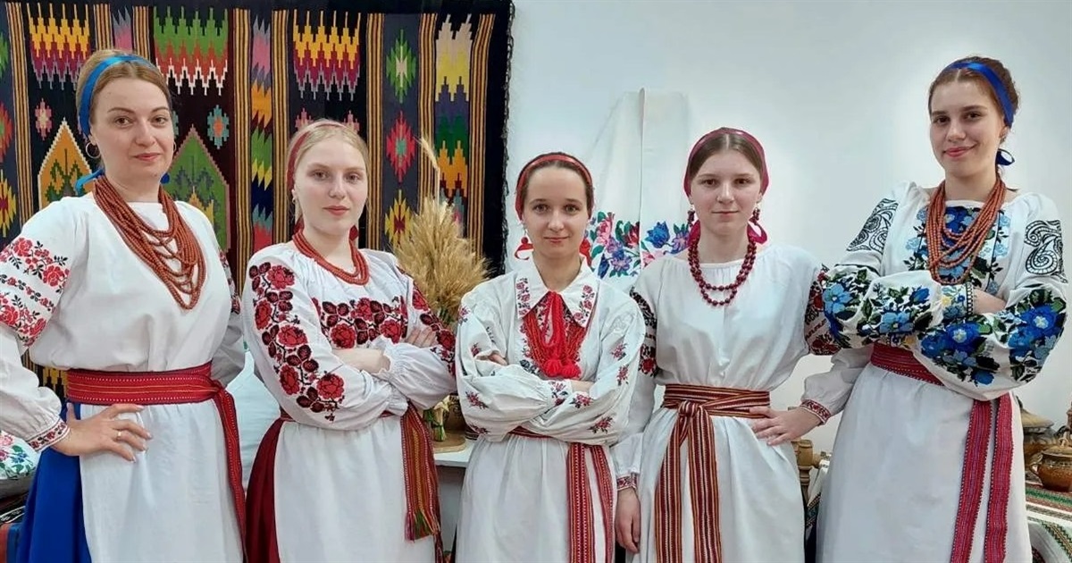 На знак незламності українського духу нетішинці одягнулися у вишиванки (барвистий фоторепортаж)