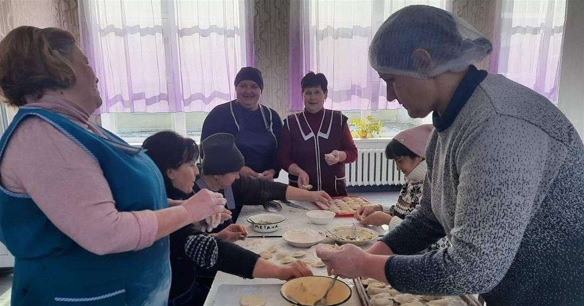 Скуштували вареничків, ніби вдома побували: у Новоселівському ліцеї готують для ЗСУ