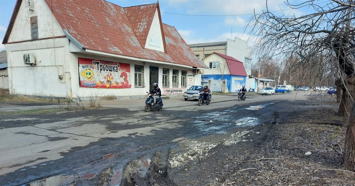 "Курям на сміх": як у Петропавлівці ями на дорогах латали