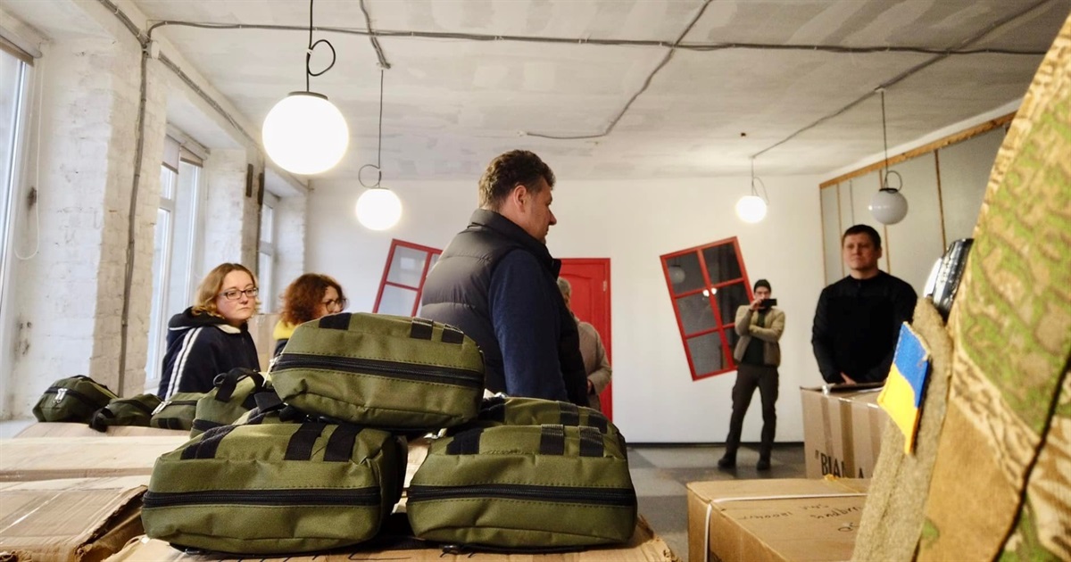 Військовим медикам волонтери передали обладнання та лікарські препарати