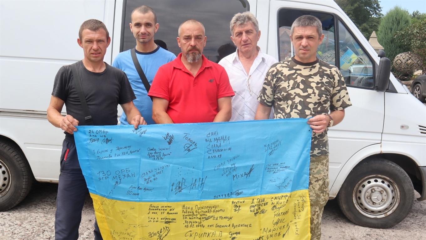 Бус завантажили "під зав'язку". Автомайданівці вчергове повезли на схід допомогу нашим захисникам 