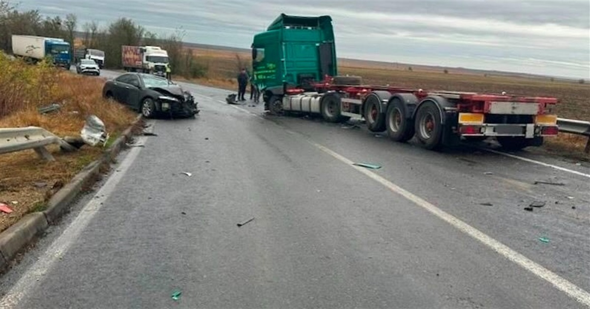 Вылетели на встречку и попали под грузовик: под Измаилом в ДТП пострадала семья