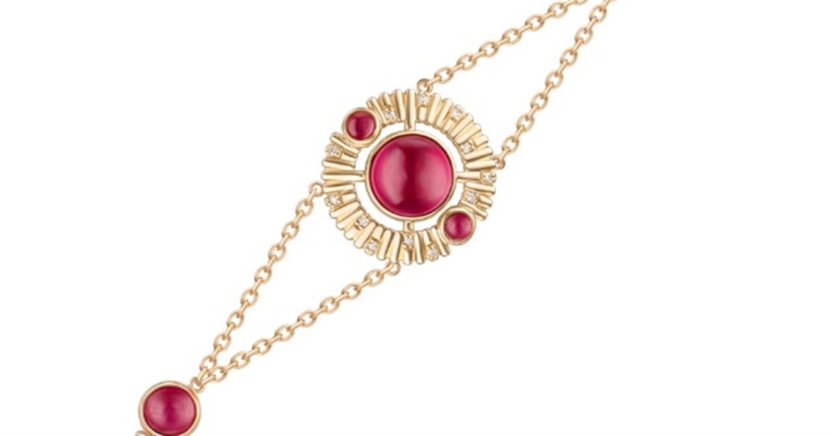 Червоні камені в браслетах: як вогняний відтінок змінює все