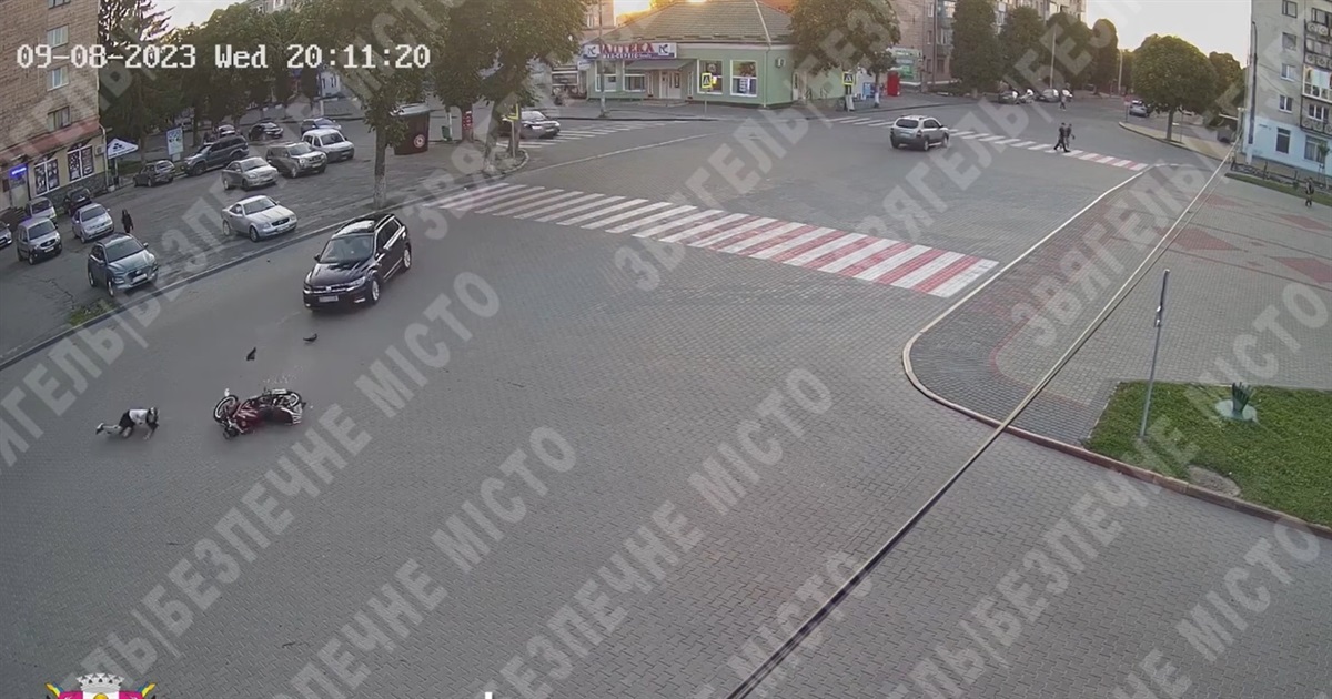 Автівка збила в центрі Звягеля мотоцикліста: відео з камери відеоспостереження