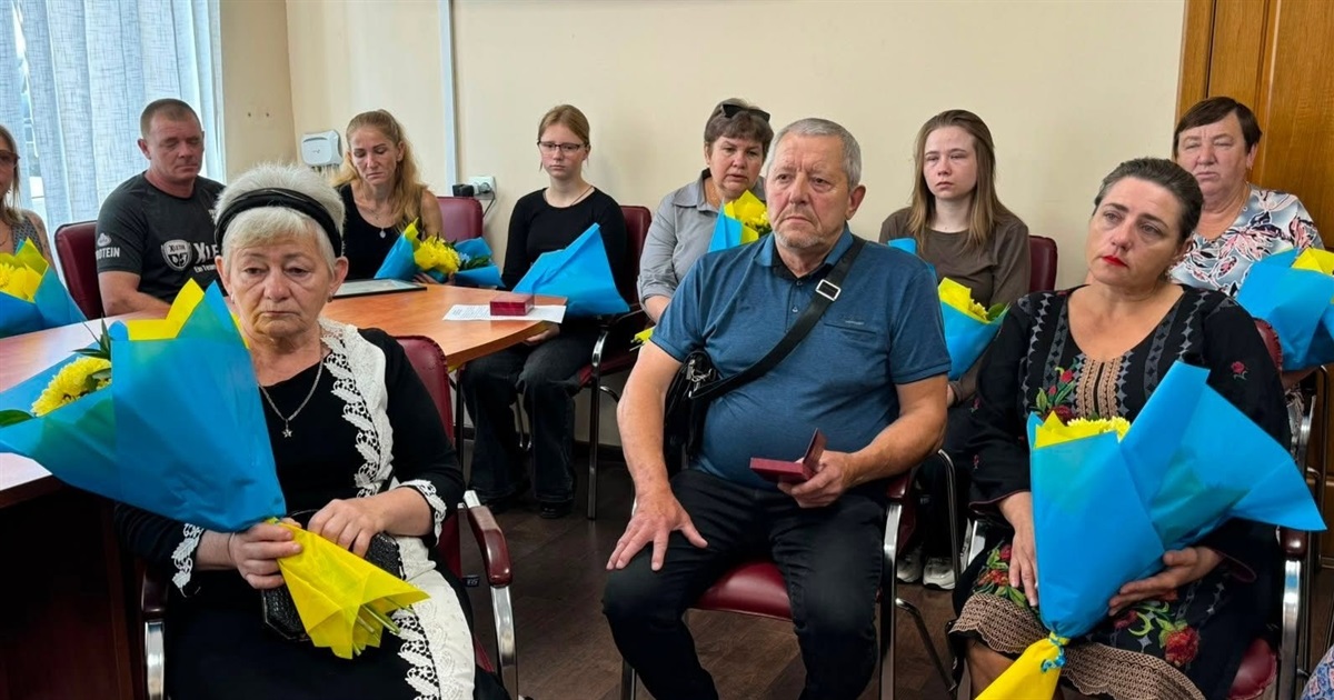 У День Української Державності родинам полеглих Героїв зі Старокостянтинівщини вручили нагороди