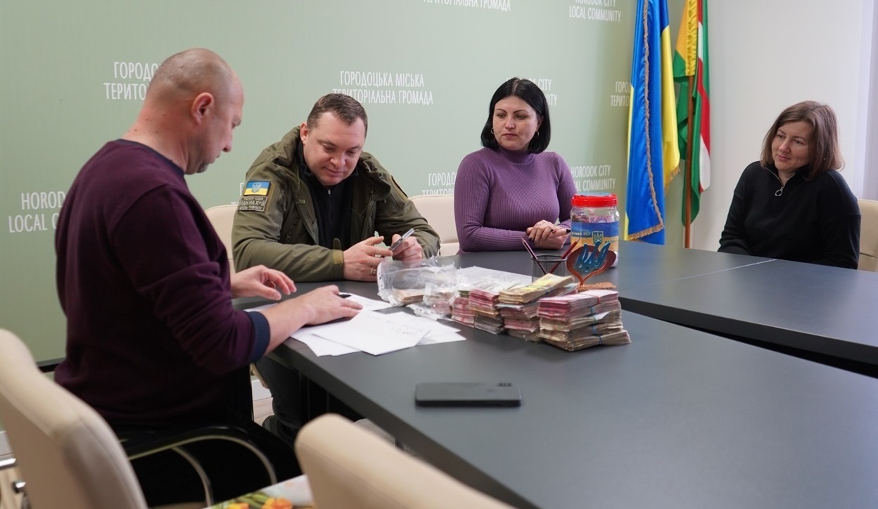 Підрахунок коштів, які назбирали освітяни під час новорічних свят