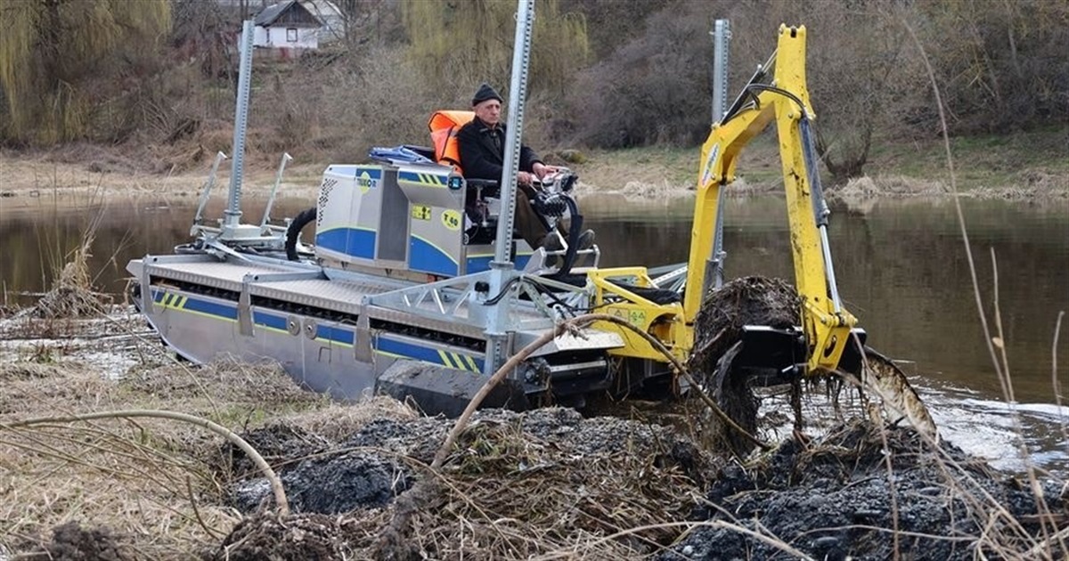 Амфібія Truxo у Звягелі почала чистити річку Случ від порослей та мулових відкладень