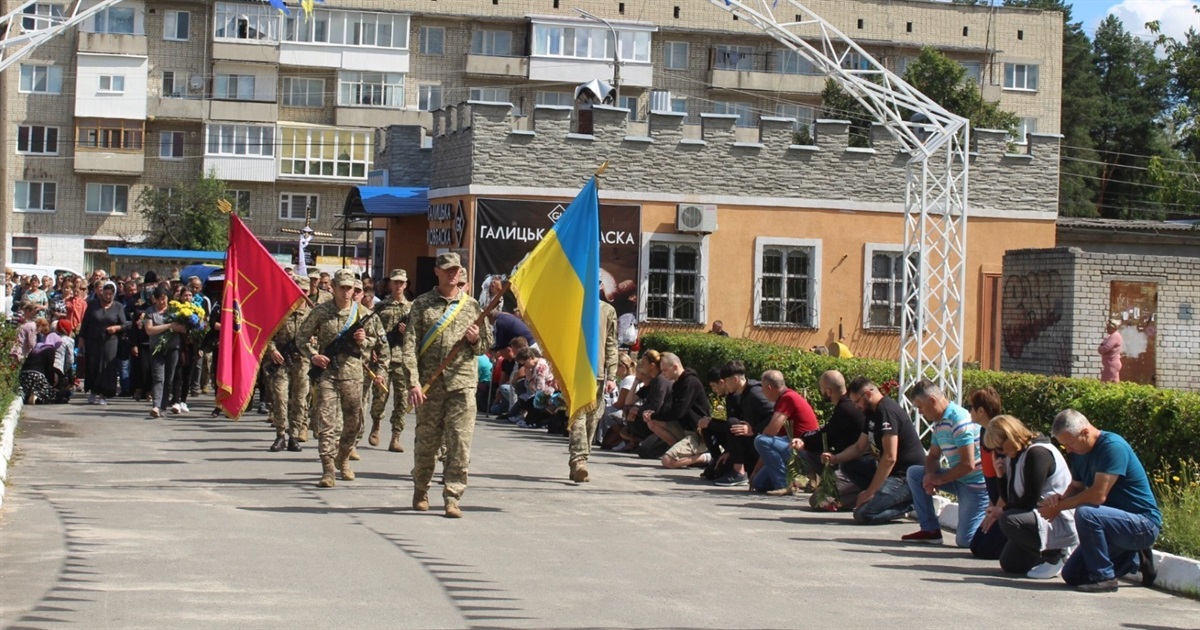 Не дожив до 20! Славута на колінах прощалася з Героєм Сергієм СИЩУКОМ