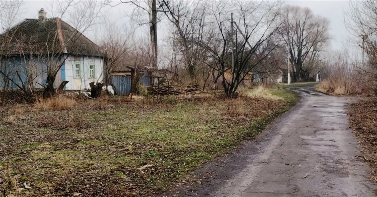 Звивається стежиночка до рідного села…