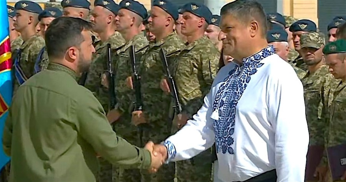 Президент Украины в Киеве наградил орденом городского голову Измаила (видео)