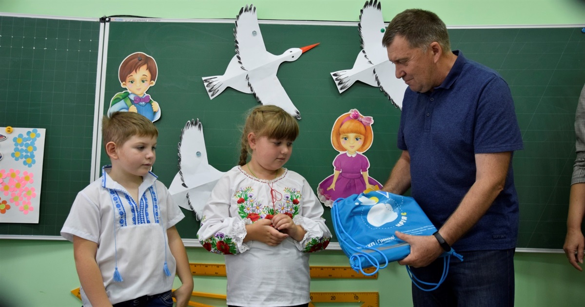У Жмеринській громаді діти-переселенці отримали подарункові рюкзаки від БФ «МХП-Громаді»
