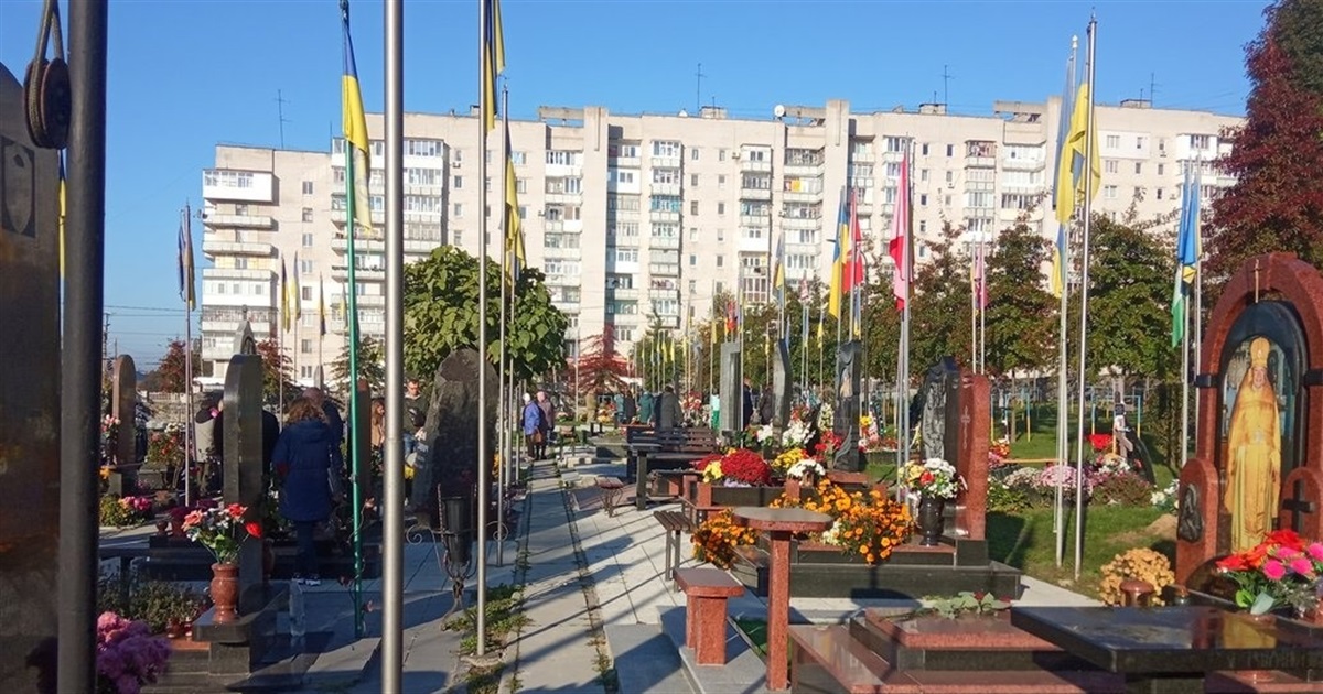 Почастішали випадки вандалізму: на військовому кладовищі у Житомирі встановлять спостережний пост