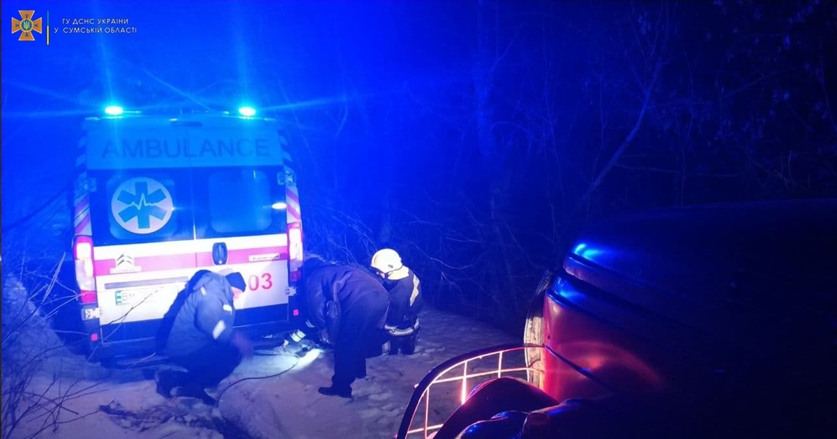 Білопільська ОТГ: рятувальники допомогли медпрацівникам відбуксирувати карету «швидкої»