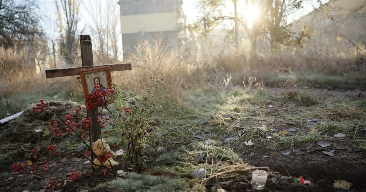 Людей ховають у дворах, їжу готують просто неба. Як живе Костянтинівка в умовах гуманітарної кризи