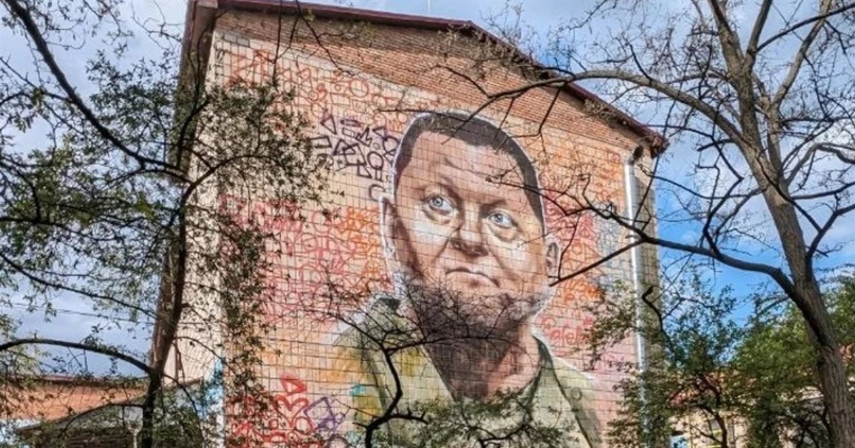 У Києві кілька днів тому відкрили великий мурал із Залужним, але його вже вирішили перенести