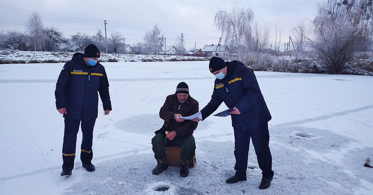 Тонка крига. Володимирецькі рятувальники нагадали рибалкам правила безпеки на льоду
