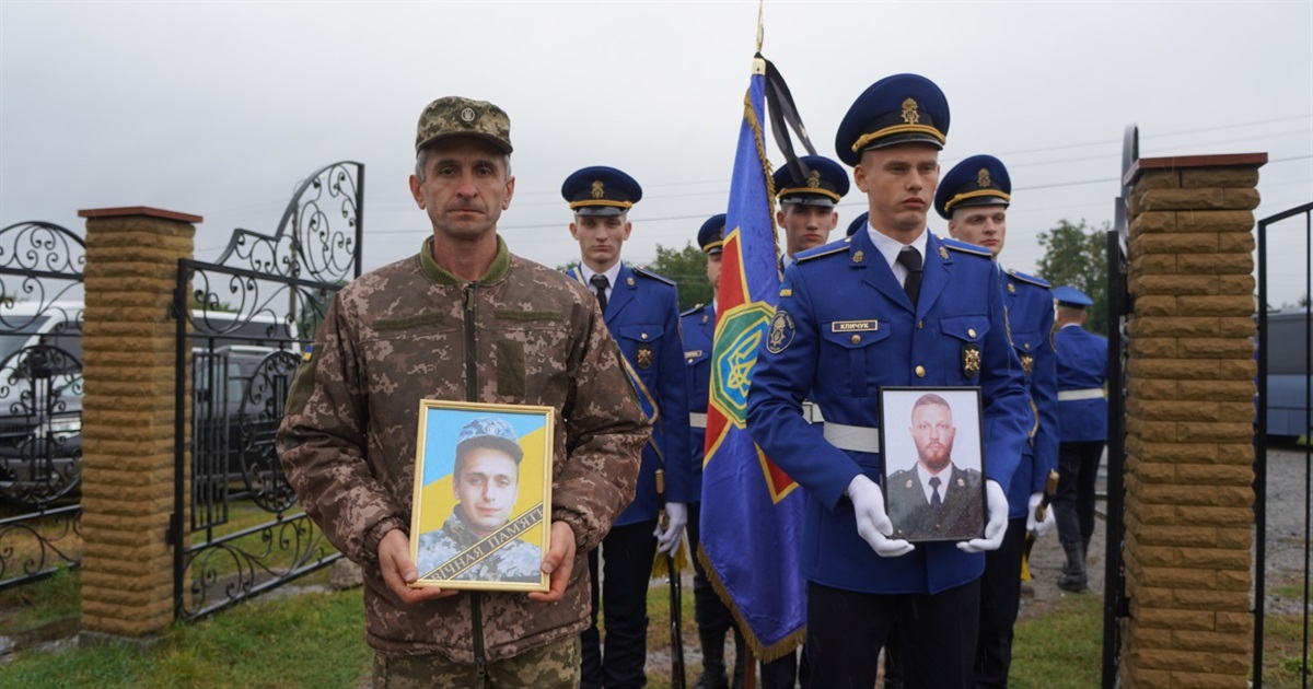 У Переяславі попрощалися із двома захисниками, які загинули на війні. Героїв поховали поряд ВІДЕО