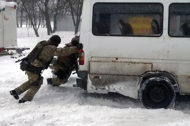 На допомогу водієві, який застряг у снігу, прийшли поліцейські