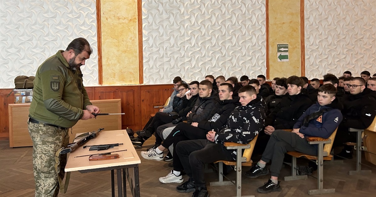 «Бути готовими до всього»: у Сарнах провели урок із військової справи