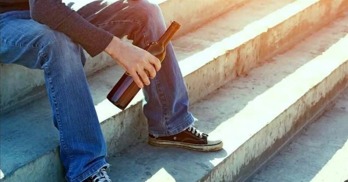 Чоловік вдарив ножем охоронця, бо хотів пройти на охоронювану територію, щоб вживати там алкоголь
