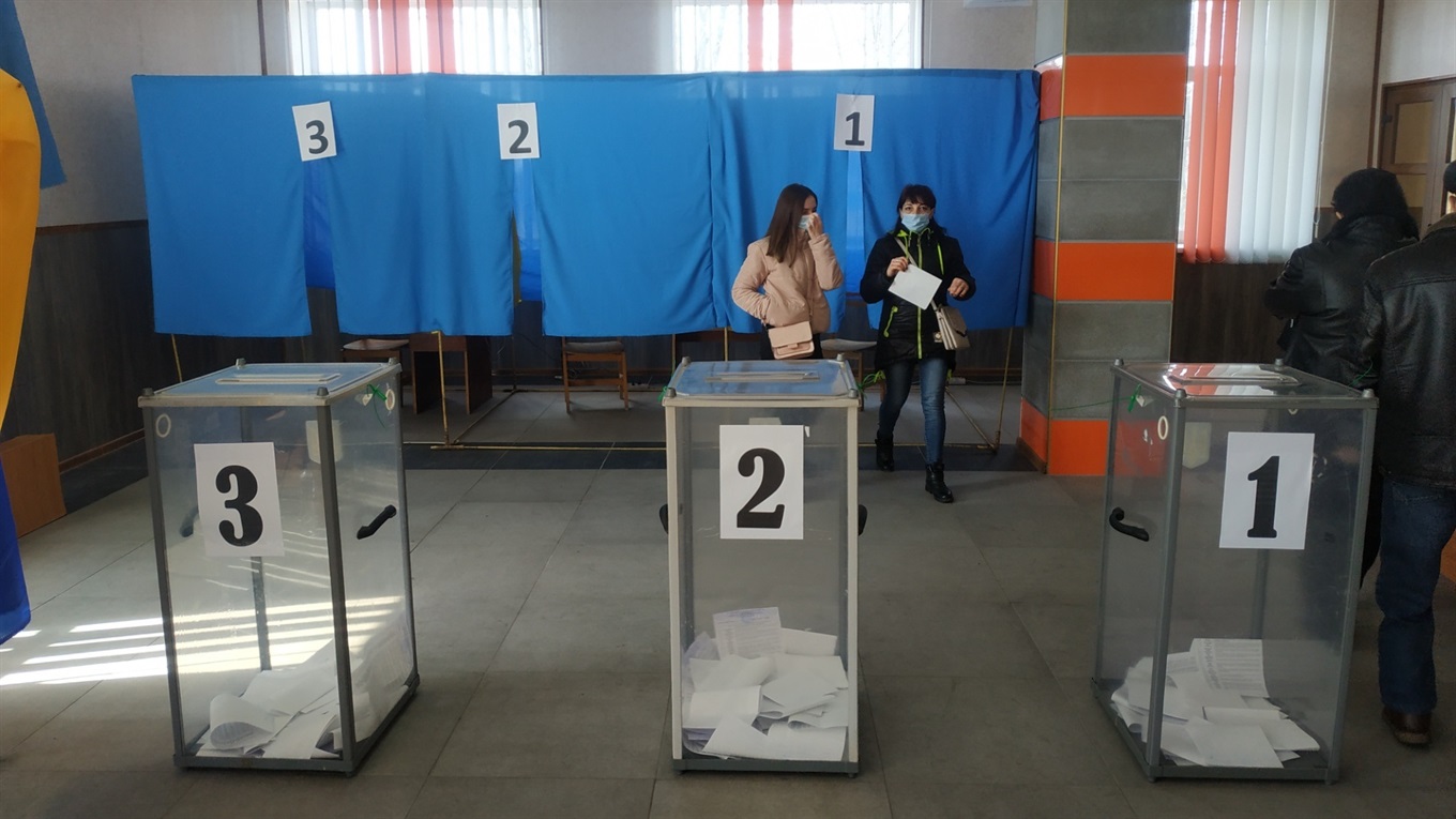 Проміжні вибори у 50 окрузі: результати екзит-полу, явка та кількість порушень на дільницях