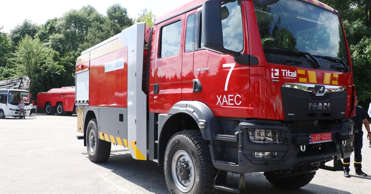 Нетішинські рятувальники отримали від атомників пожежний автомобіль