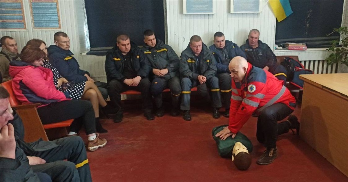 При ознаках відсутності дихання потерпілому роблять штучну вентиляцію легень