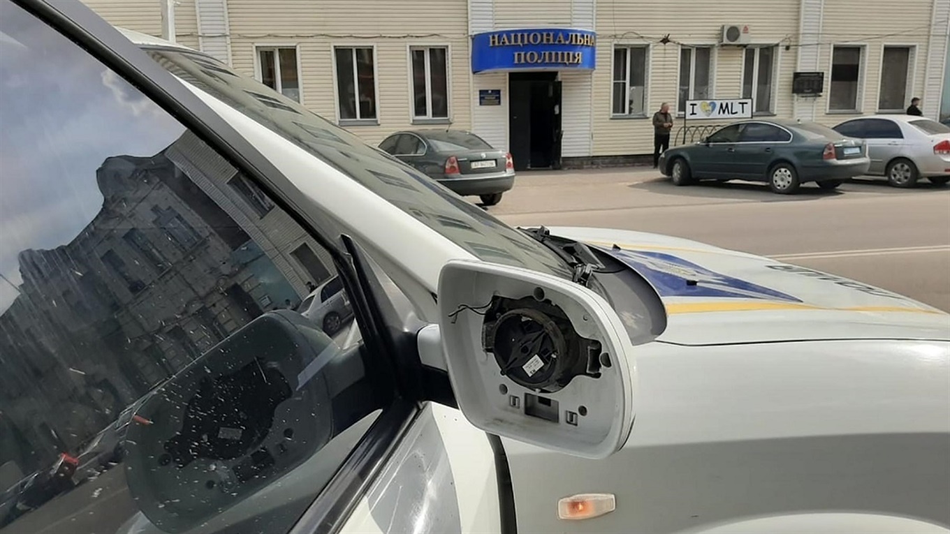 Попрыгал на капоте полицейского авто? Получи «ответочку» в виде штрафа или ареста