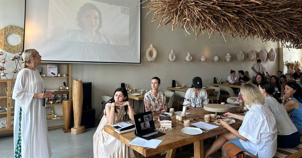 В Абу-Дабі та Дубаї під час літературного клубу обговорили книжку «Чому не варто боятись фемінізму»