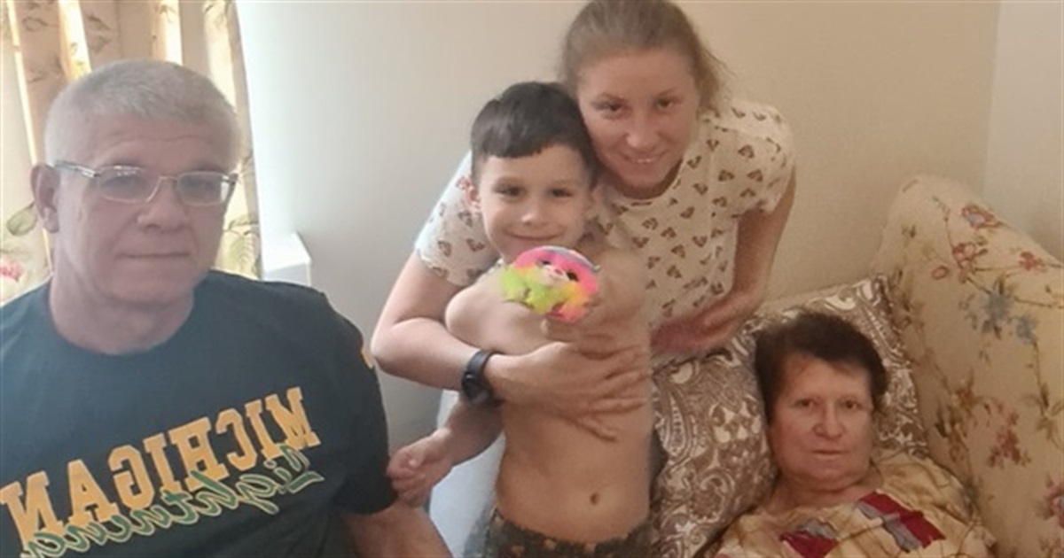 Родители 3 недели лежали в убежище после обстрела. Маме ампутировали ноги. Это их история спасения