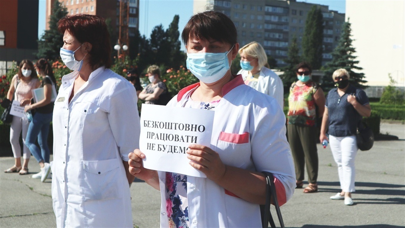 У Вараші протести медиків: чому мітингують, що кажуть чиновники і народний депутат та чого добилися