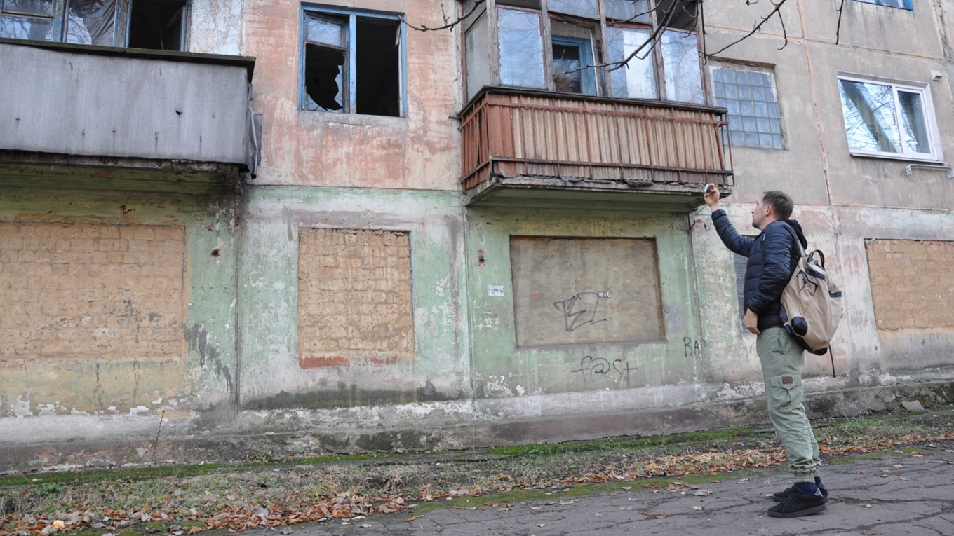 Застывший во времени Украинск: репортаж из города заколоченных окон и квартир