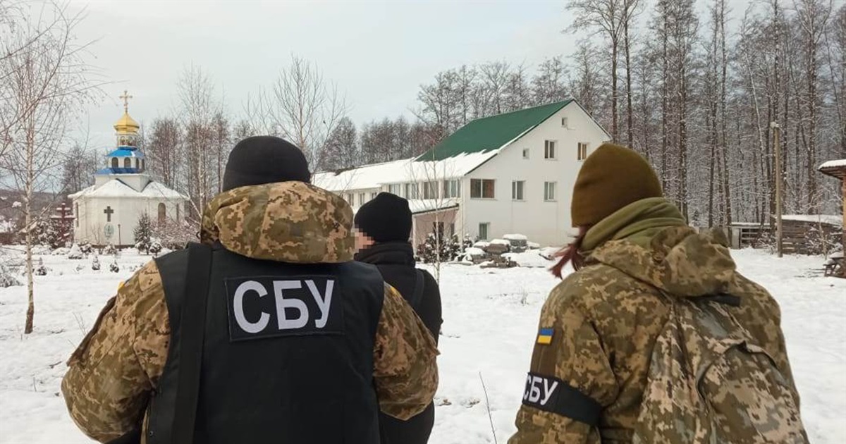 Підозрілі "гості" та проросійські агітки: СБУ обшукала Свято-Анастасіївський монастир на Житомирщині