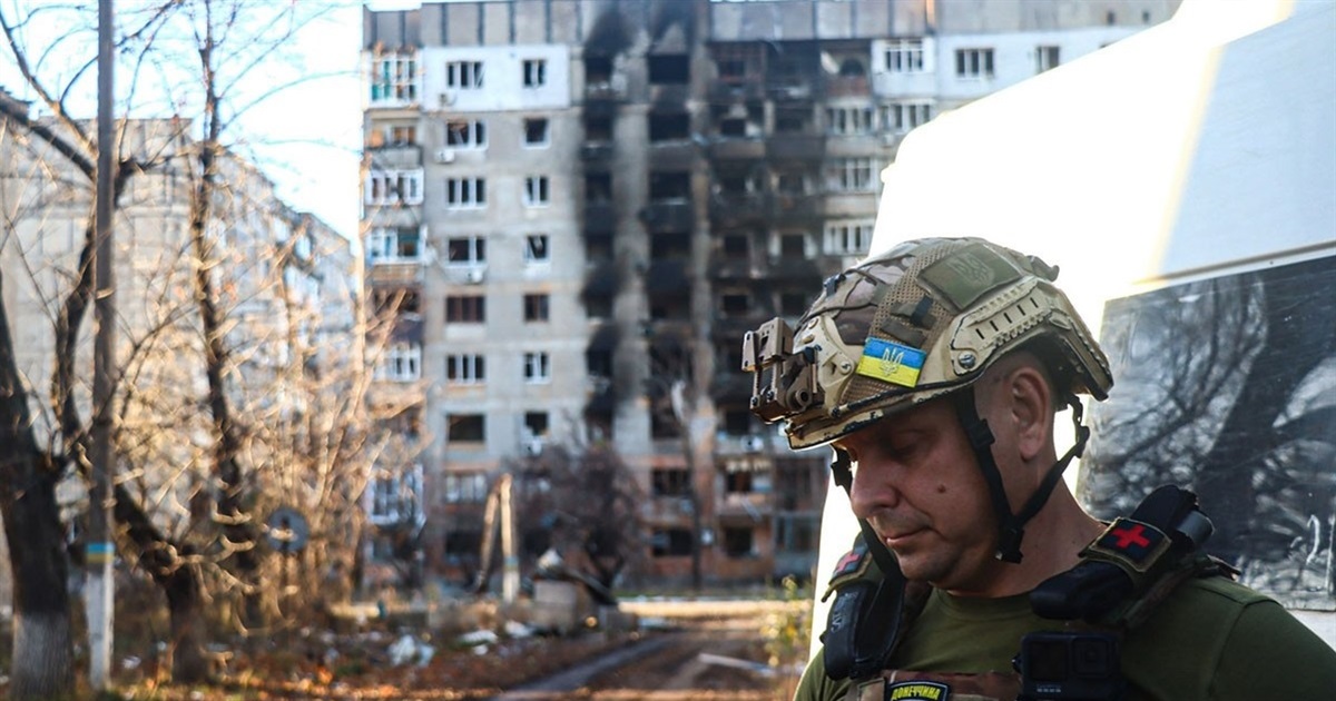 "Білі янголи" щодня вивозять людей з Авдіївки. Дехто з них готовий повертатися навіть після поранень