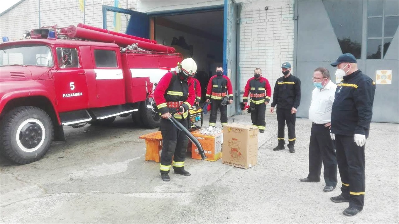У Рафалівці рятувальникам 5-го загону за кошти селища купили обладнання на 12 тисяч гривень