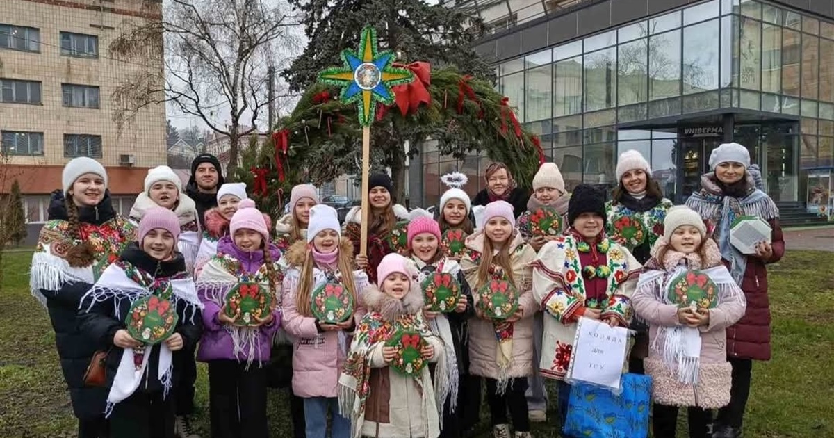На Чортківщині учні Улашківської мистецької школи колядували - ЗСУ допомагали