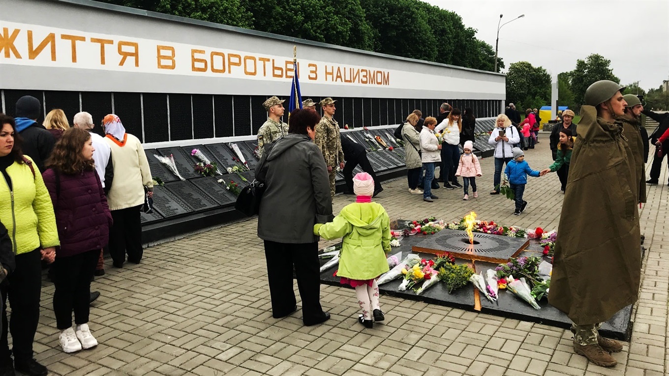 Квіти, військова техніка і польова кухня: як відзначили День перемоги у Конотопі